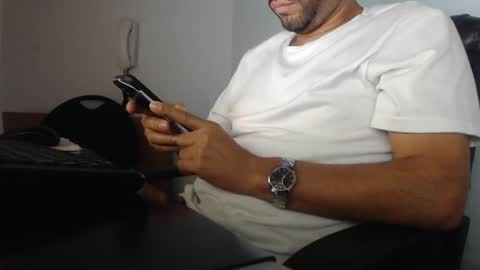 Snapshot of derrik_ chatting on December 7, 2024, 12:02 pm     online show from December 7, 2024, 12:02 pm