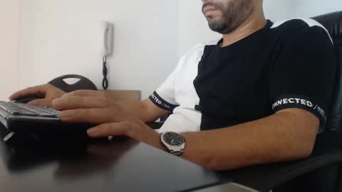 Snapshot of derrik_ chatting on December 10, 2024, 6:17 pm     online show from December 10, 2024, 6:17 pm
