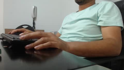 Snapshot of derrik_ chatting on December 18, 2024, 11:45 am     online show from December 18, 2024, 11:45 am