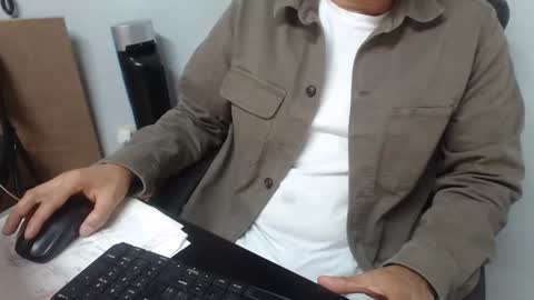 Snapshot of derrik_ chatting on January 3, 2025, 12:08 pm     online show from January 3, 2025, 12:08 pm