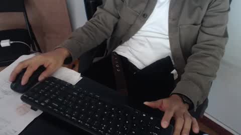 Snapshot of derrik_ chatting on January 3, 2025, 4:06 pm     online show from January 3, 2025, 4:06 pm