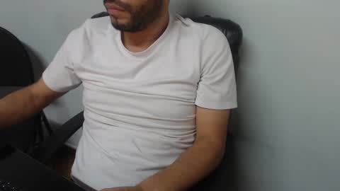 Snapshot of derrik_ chatting on March 2, 2025, 2:21 pm     online show from March 2, 2025, 2:21 pm