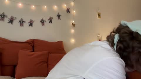 Snapshot of di_n_alex chatting on December 19, 2025, 12:01 pm Di Alex online show from December 19, 2025, 12:01 pm