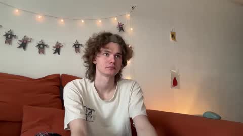 Snapshot of di_n_alex chatting on December 20, 2025, 10:00 am Di Alex online show from December 20, 2025, 10:00 am