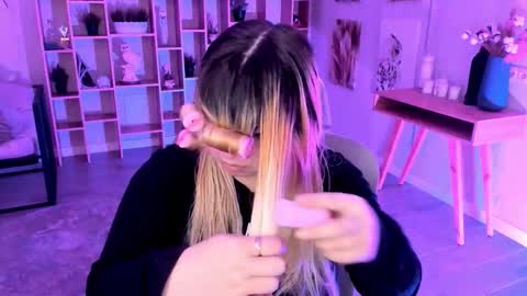 Dia online show from November 8, 2025, 7:45 pm