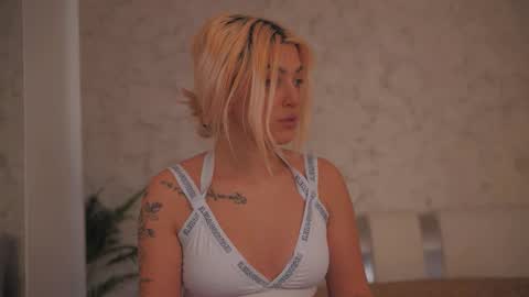 Snapshot of diamond_ava_ chatting on February 8, 2026, 3:04 pm Thea online show from February 8, 2026, 3:04 pm