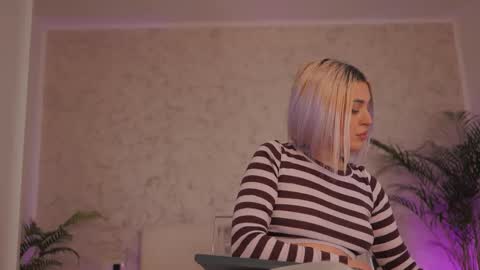 Snapshot of diamond_ava_ chatting on February 25, 2026, 4:05 pm Thea online show from February 25, 2026, 4:05 pm