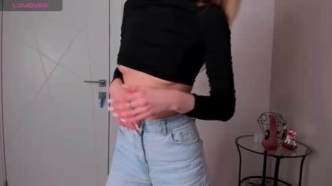 Snapshot of diana_garrett chatting on December 21, 2025, 2:19 am Diana online show from December 21, 2025, 2:19 am