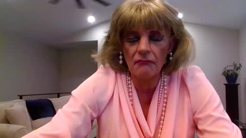 dianeheels online show from June 3, 2026, 1:36 pm