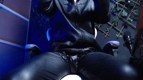 Snapshot of dicaprioo_ chatting on December 19, 2025, 9:05 am DICAPRIO online show from December 19, 2025, 9:05 am