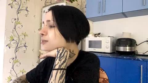 Snapshot of dinorahdamoro chatting on October 17, 2025, 8:11 pm Cate online show from October 17, 2025, 8:11 pm
