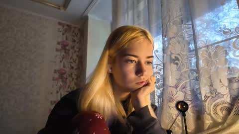 dinorahmroczkowski online show from October 7, 2025, 7:27 am