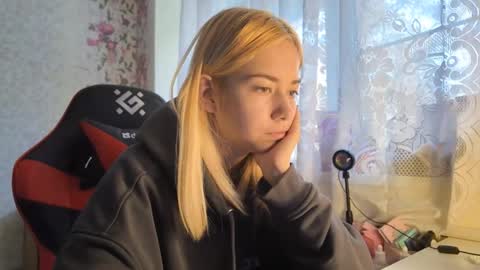 dinorahmroczkowski online show from October 9, 2025, 7:17 am
