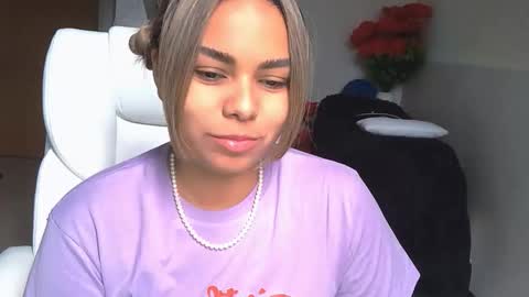 diosadeluniverso_ online show from November 25, 2025, 4:40 pm