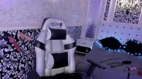 Snapshot of dirty_foxy chatting on December 7, 2024, 7:49 am Violet online show from December 7, 2024, 7:49 am