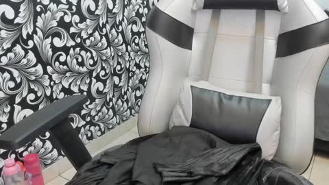 Snapshot of dirty_foxy chatting on February 1, 2025, 12:29 am Violet online show from February 1, 2025, 12:29 am