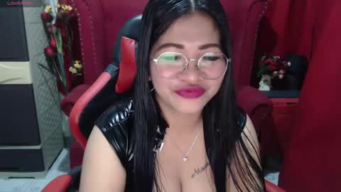 LatexQueen online show from December 3, 2024, 1:54 pm