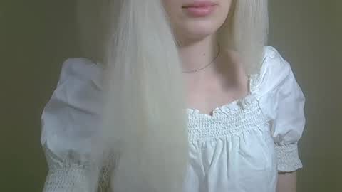 DitaMilton online show from October 28, 2025, 8:33 pm