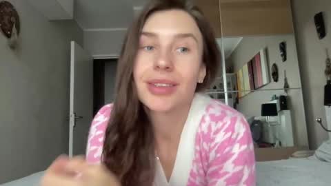 Snapshot of divine_beauty_girl chatting on February 6, 2025, 9:32 am Valerie online show from February 6, 2025, 9:32 am