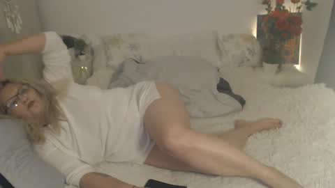 Snapshot of divineblond chatting on February 23, 2026, 11:35 pm Alexxa online show from February 23, 2026, 11:35 pm