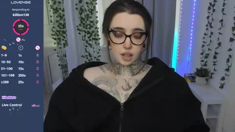 dixipixi_ online show from May 14, 2026, 5:36 am
