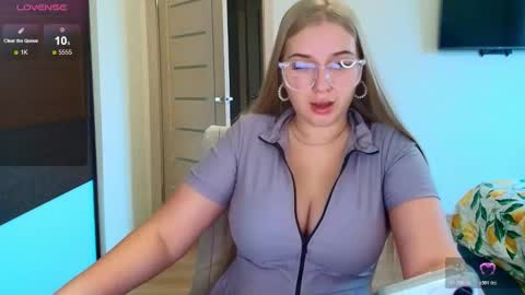 Snapshot of do_u_want_alice chatting on October 29, 2025, 8:49 am Alice online show from October 29, 2025, 8:49 am