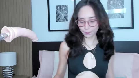 Bella  online show from November 13, 2025, 8:08 pm