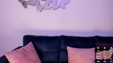 Roxana  independent model can you help me reach 100 hands up uwu online show from September 19, 2025, 12:34 am