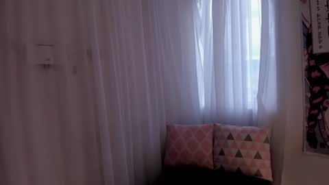 Snapshot of doll_venus chatting on July 3, 2026, 10:38 pm Roxana independent model can you help me reach 100 hands up uwu online show from July 3, 2026, 10:38 pm