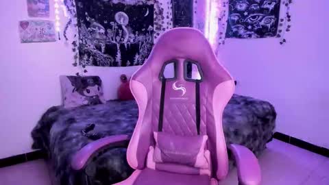 Snapshot of dolly_bones chatting on October 31, 2025, 10:55 pm dolly_bones online show from October 31, 2025, 10:55 pm