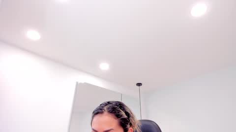 Snapshot of dolly_walker chatting on January 21, 2025, 8:19 am dolly walker online show from January 21, 2025, 8:19 am