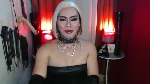Snapshot of dominantrix_diannaxxx chatting on December 5, 2025, 8:38 pm diana online show from December 5, 2025, 8:38 pm
