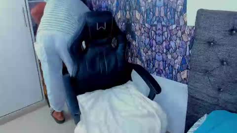 dominic_smith_ online show from February 16, 2025, 2:20 am