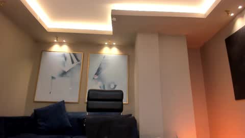 Dominique online show from March 9, 2025, 2:50 am