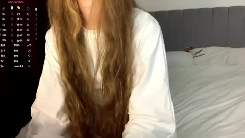 Kira online show from May 7, 2026, 1:44 am