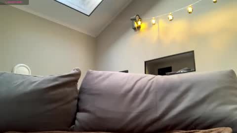 Kira online show from May 17, 2026, 1:36 am