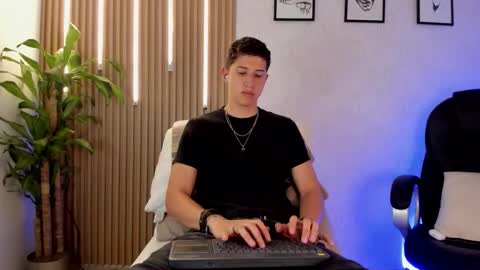 Snapshot of dorian_mystery chatting on December 15, 2025, 10:25 pm dorian_mystery online show from December 15, 2025, 10:25 pm