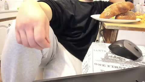 Snapshot of doriancretu95 chatting on March 7, 2026, 12:46 pm menu below online show from March 7, 2026, 12:46 pm