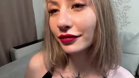 Snapshot of dorielathern chatting on December 13, 2025, 7:53 pm Dori online show from December 13, 2025, 7:53 pm