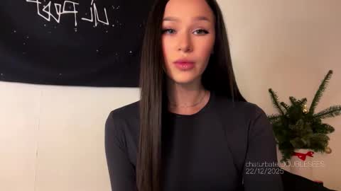 Snapshot of doublesees chatting on December 23, 2025, 2:53 am MOLLYYYY dont forget to give me a thumb up online show from December 23, 2025, 2:53 am