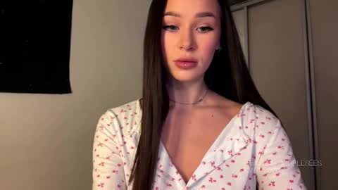 Snapshot of doublesees chatting on January 10, 2026, 1:13 pm MOLLYYYY dont forget to give me a thumb up online show from January 10, 2026, 1:13 pm