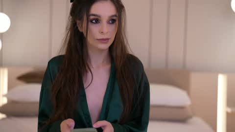 Snapshot of dovia chatting on December 21, 2025, 7:59 am . . online show from December 21, 2025, 7:59 am