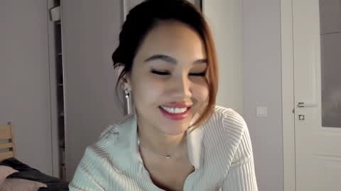 Airi online show from December 9, 2024, 3:33 pm