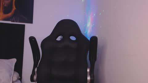 drake_cole11 online show from December 2, 2024, 3:47 pm