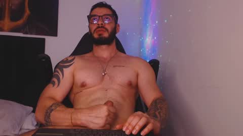 drake_cole11 online show from December 9, 2024, 4:05 pm