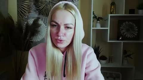 Snapshot of dream_dolly_ chatting on October 14, 2025, 1:01 pm dream_dolly_ online show from October 14, 2025, 1:01 pm