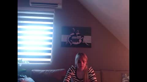 Snapshot of dreamcatcherfantasy chatting on December 11, 2024, 10:58 am A girl online show from December 11, 2024, 10:58 am