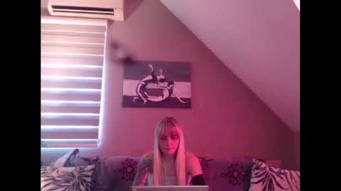 Snapshot of dreamcatcherfantasy chatting on February 5, 2025, 8:00 am A girl online show from February 5, 2025, 8:00 am