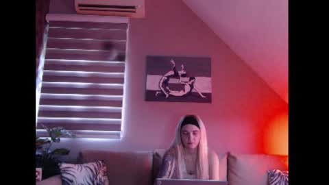 A girl online show from October 22, 2025, 7:19 am