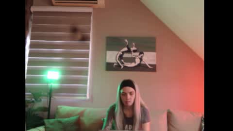 A girl online show from November 5, 2025, 8:03 am